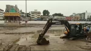 Desilting of Rockfort Teppakulam begins after 30 years