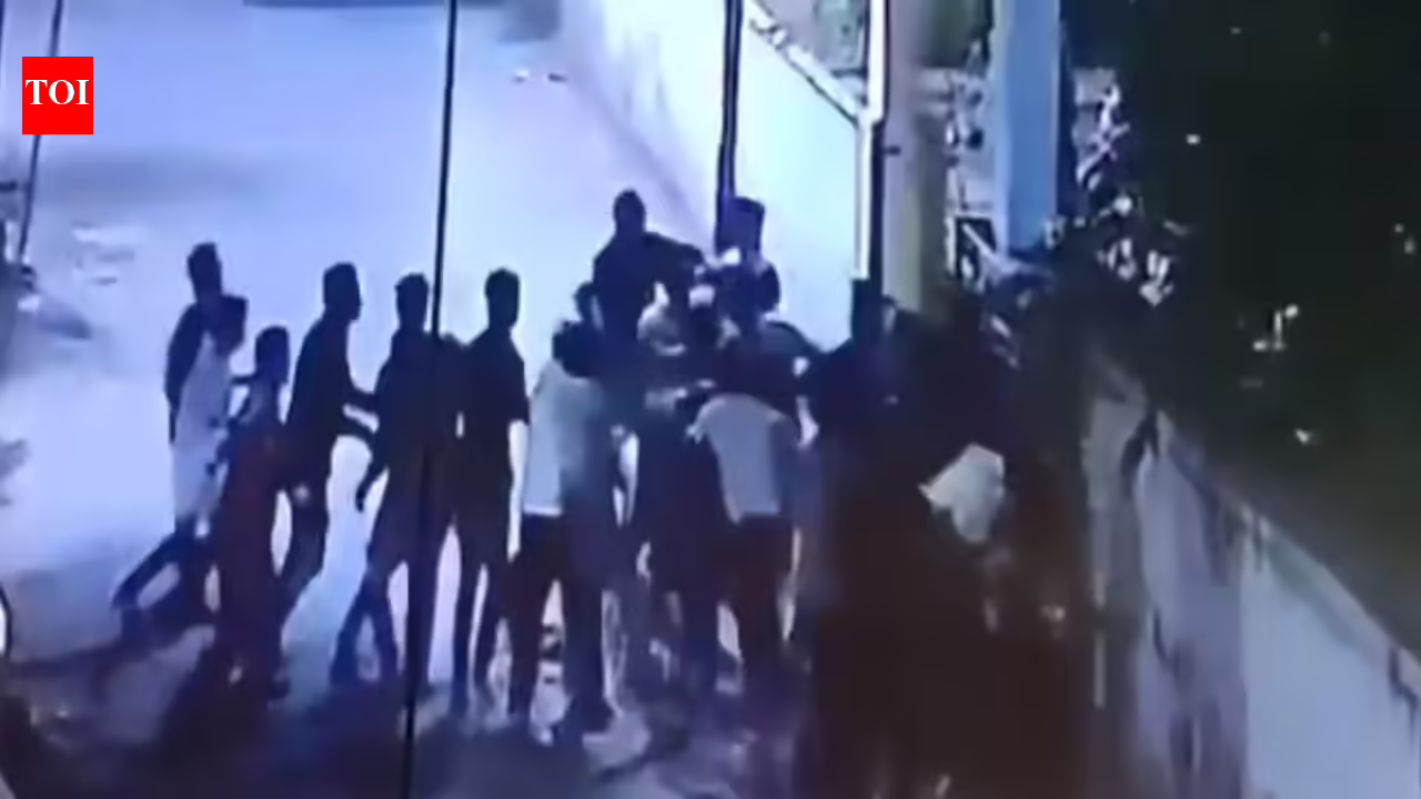 Maharashtra horror: CCTV captures fatal stabbing outside police station after man tries to save friend | Chhatrapati Sambhajinagar News