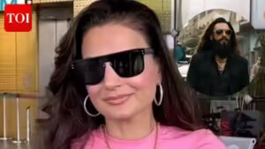 Ameesha Patel: ‘Purely on footfalls, we are unmatched’: Ameesha Patel shares screenshots comparing Sunny Deol starrer ‘Gadar’ and ‘Ranveer Singh led ‘Dhurandhar’ | Hindi Movie News