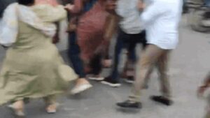 Watch: UP cop snatches Kangana Ranaut effigy, runs as Congress workers chase | Lucknow News