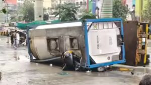 2 dead, 1 injured after gas tanker overturns onto auto rickshaw near Mumbai | Thane News